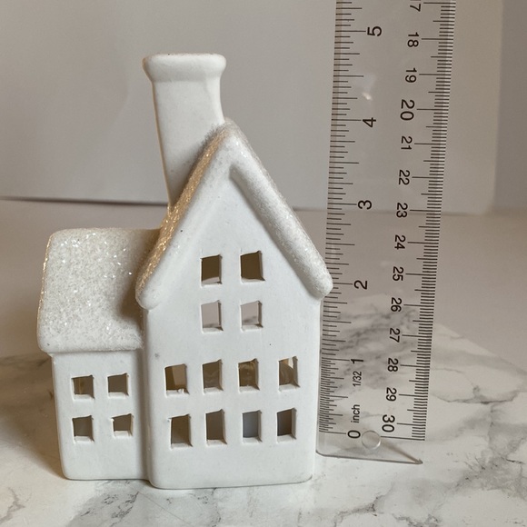 White ceramic mixture house with glitter top. Give the look of snow on rooftop. - Picture 4 of 6